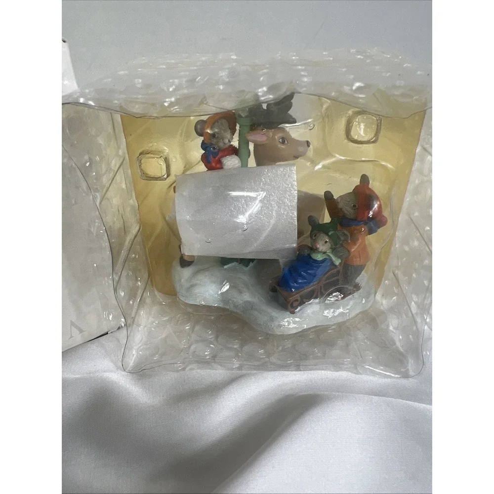 Vinatge Avon 1993 Carousel‎ Wonderland Miniature Collection 